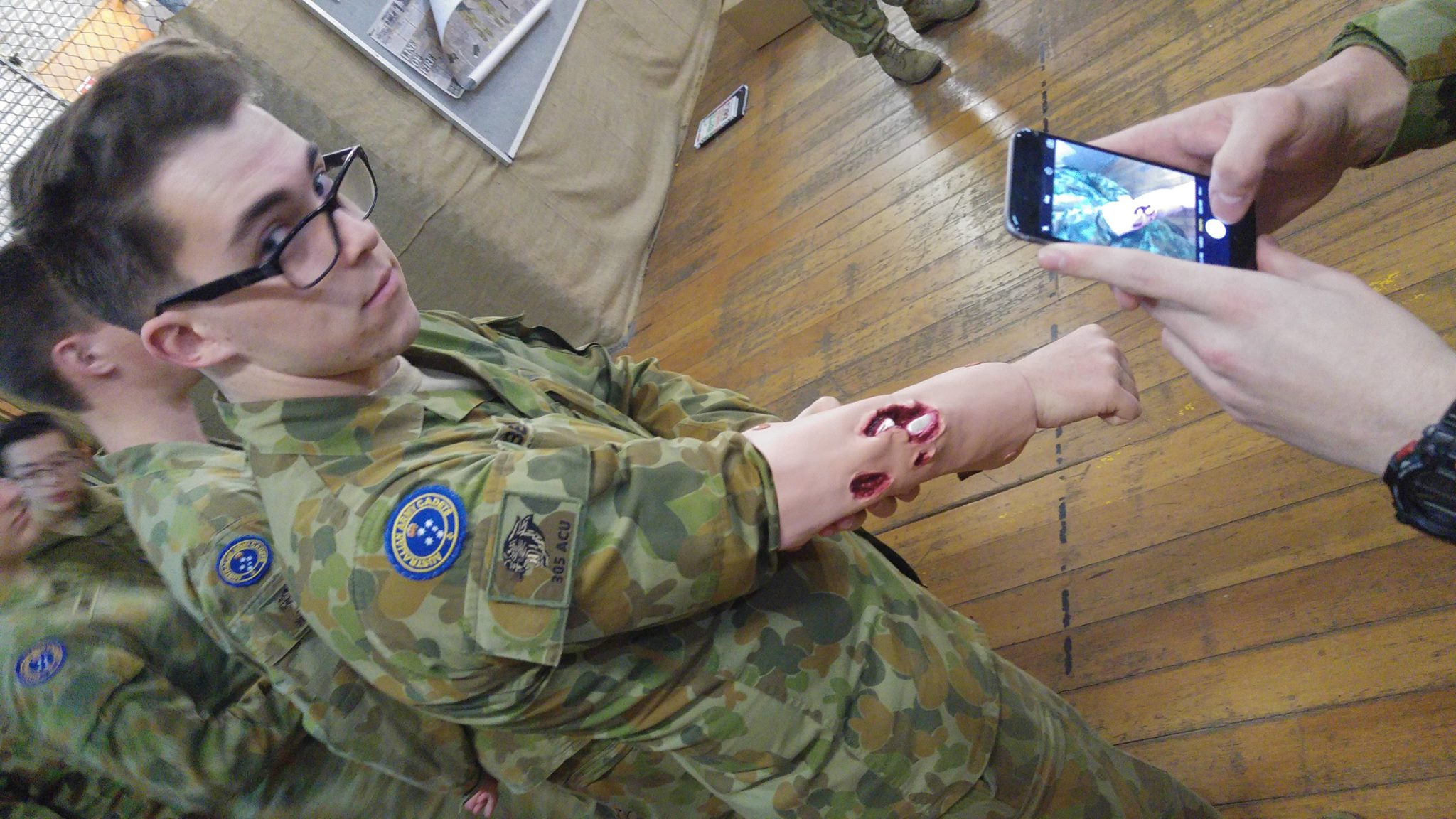 Армия в моем телефоне. Ранения военнослужащих. Военный телефон. Травмы военнослужащих. Смартфон в армии.