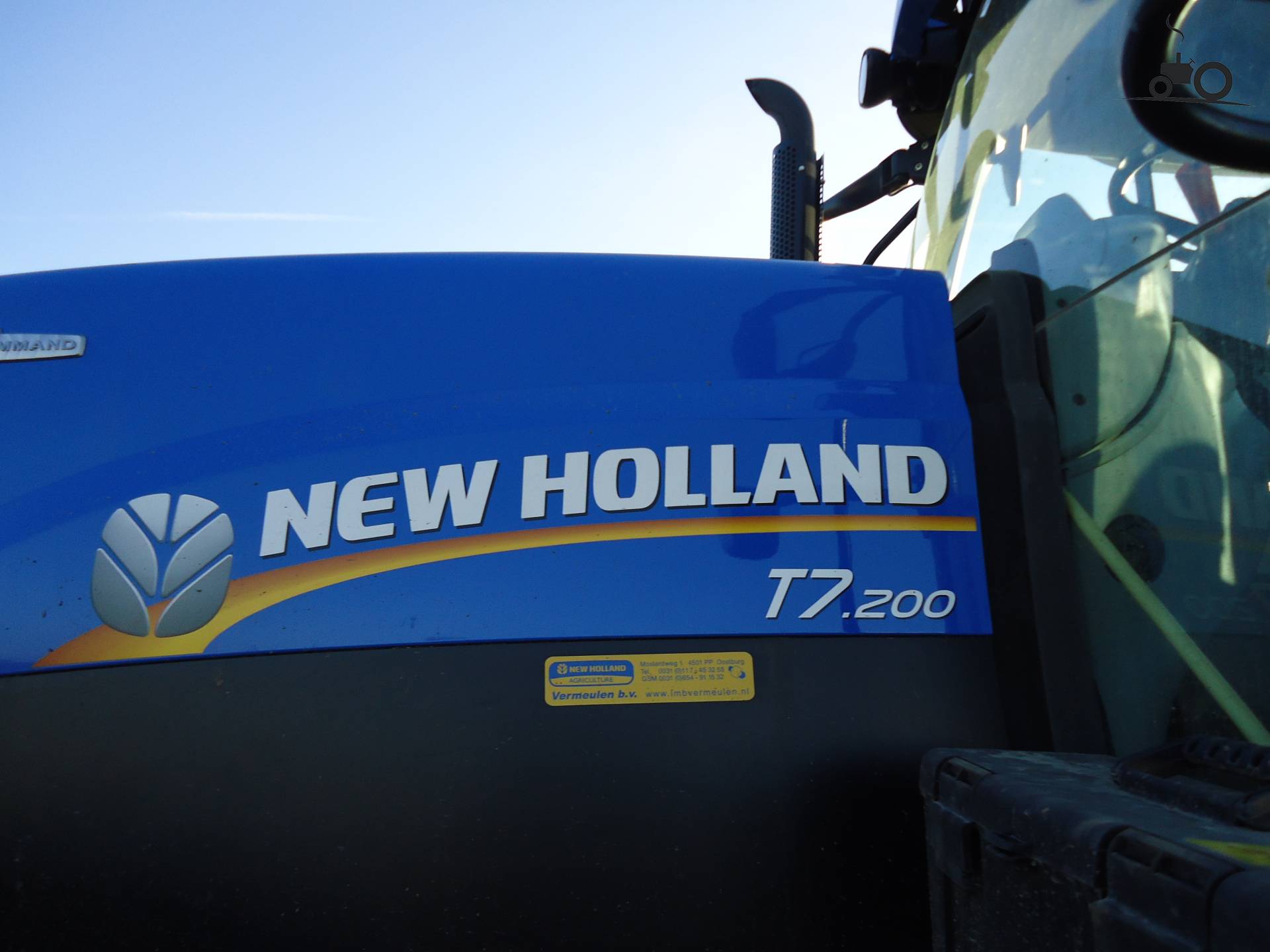 Двигатель new holland. New Holland логотип. New Holland lb 115 2001 года двигатель. New Holland Agriculture logo. 87315438 New Holland.