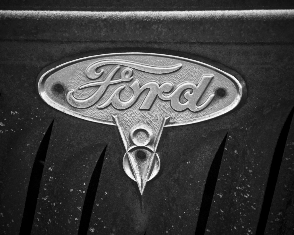 Old Ford V8 emblem, Vivamex, Flickr. 